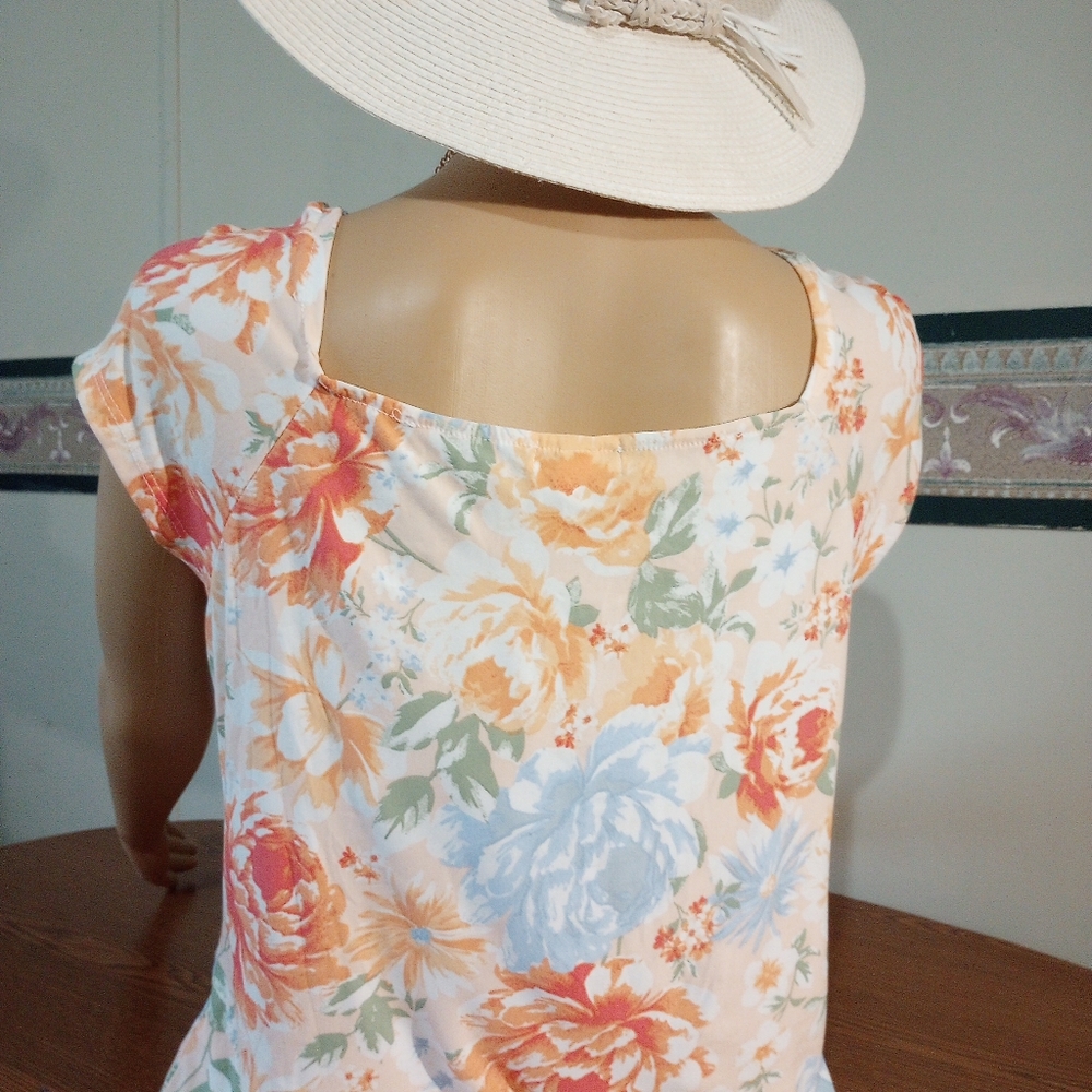 Derek Heart floral pastel orange and blue print top with tie front. Size: 1X